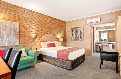 Golden Square Hotel | Quality Inn Colonial