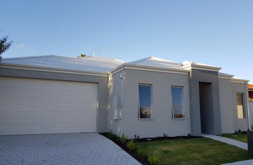 Balga House | Family 3 Bedroom near Beaches and City