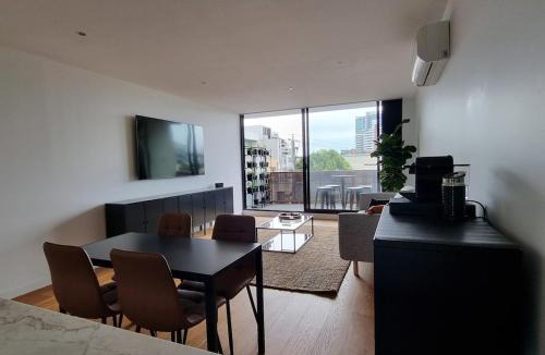 Port Melbourne Apartment | It's Melbourne - by the Beach!