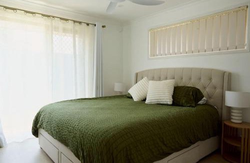 Varsity Lakes House | Sauna - Fire Pit - Pet-Friendly 3BR Retreat