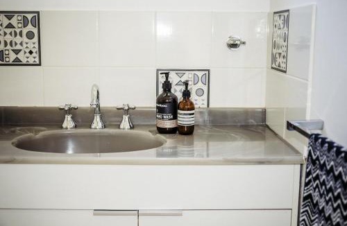 Robertson House | Maple Lodge - Alpacas, Goats, Chickens, Outdoor Pizza Oven & Games Room!