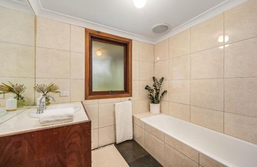 Summertown House | Adelaide Hill Luxury Amenities and Stunning Vistas