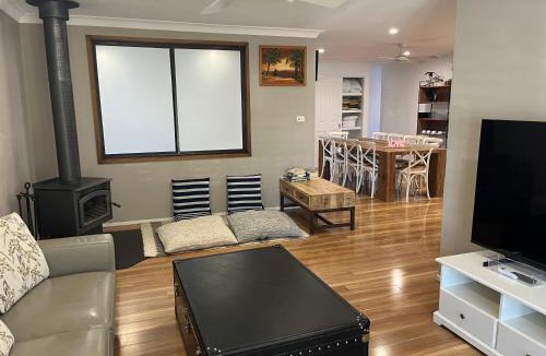Woy Woy Villa | Woy Woy Relaxing 6-Bedroom Holiday House with Pool
