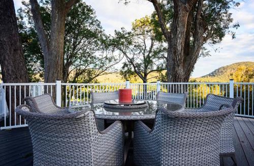 Spencer House | 1BD Classical Room Near Hawkesbury River