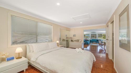 Pretty Beach House | 'Pretty Beach Bay Vista' by HolidayCo