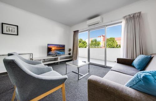 Greenway Apartment | Spacious 2-Bed Conveniently by Lake Tuggeranong