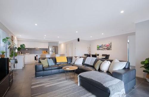 Dakabin House | Dakabin Escape - Modern Comfort near Dining & Shops