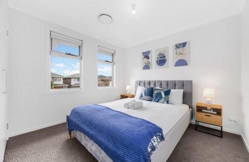 Schofields House | Peaceful Schofields 5BR Near Station Garage