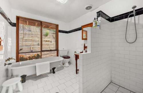 Scarborough House | The Scarborough - Pet Friendly Bushland Retreat