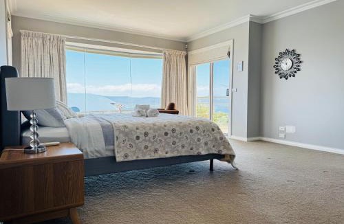Sandy Bay Apartment | Panoramic Harbour Views Spacious 3BR in Sandy Bay with parking