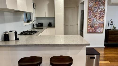Shallow Bay House | Omaroo - country house at Shallow Bay - air con - pet friendly