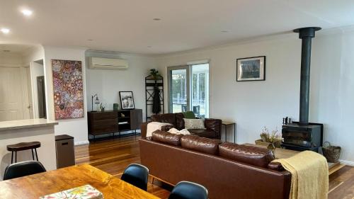 Shallow Bay House | Omaroo - country house at Shallow Bay - air con - pet friendly