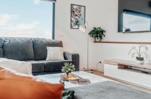 Sorell House | Hobart Luxury Group Retreat with Spa & Fire Pit, Sleeps 12