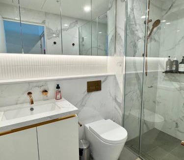 Box Hill Apartment | Art filled 2b2b Apt Family Friendly Free Parking