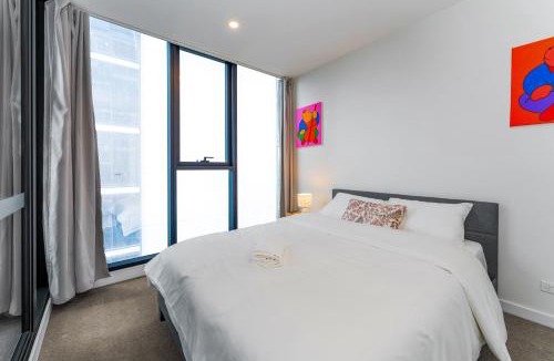 Box Hill Apartment | Art filled 2b2b Apt Family Friendly Free Parking