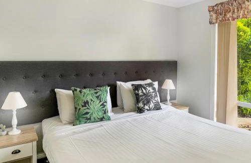 Kooringal House | Suburban Bliss - Elegant Villa 1