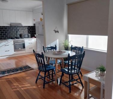 Corio House | Cosy Corio Gateway - 2 Mins to Spirit of Tasmania