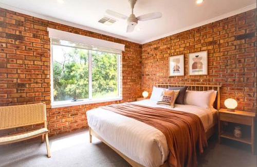 Howrah House | Hillside Hideaway Sleeps 10 Stunning Views