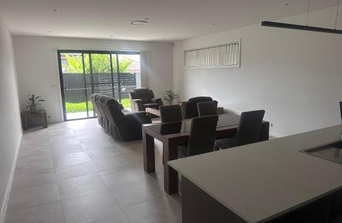Guildford House | Queen Room with Attached Bathroom - OR10