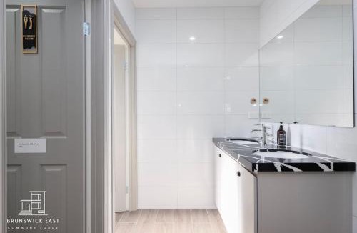 Brunswick East Apartment | 102 Chic Queen BR with Fast WiFi - Walk to Tram Stop 23 - 30 Percent Off