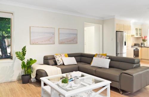 Wollongong West House | Tranquil 3BR THome w Spa bath, BBQ & EV Parking