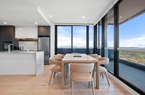 Alphington Apartment | Stylish City-View Apartment with Deluxe Amenities