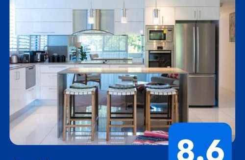 Burleigh Heads Apartment | Beachside Garden 2 bed 2 bath w Courtyard, Pool, Gym, Steps to Sand & Burleigh Pavilion