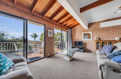 Pambula Beach House | Waves on Winnunga