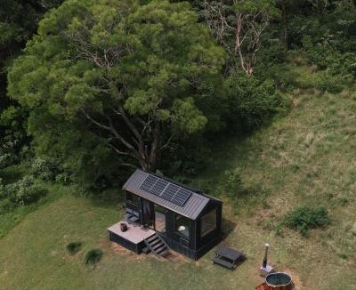 Jamberoo House | Off-Grid Cabin Surrounded by Nature - Hot Tub - Banjo
