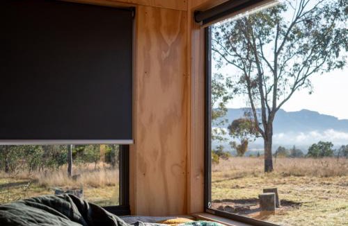 Glen Alice House | Secluded Cabin Stay - Pet Friendly & Off-Grid - Nev