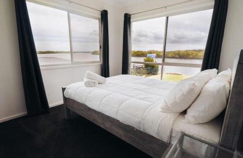 Meldale House | Pumicestone Paradise, Waterfront, sleeps 10, Meldale
