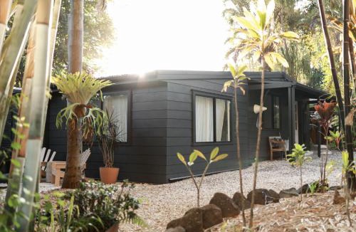 Palmwoods House | Into the Woods - Outdoor Bath, Firepit & Wood Fired Pizza Oven near Montville