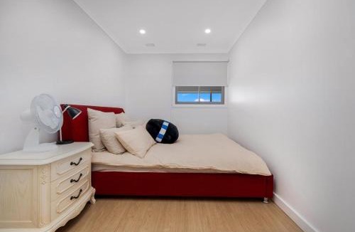 Koonawarra Apartment | Lakeside 3 Bedrooms House