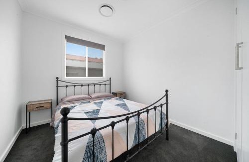 Erowal Bay House | Basin Escape by Book Jervis Bay - short walk to the waters edge.