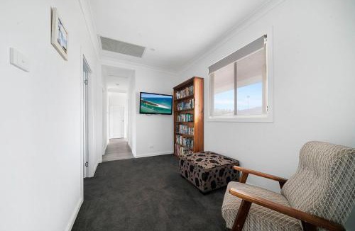 Erowal Bay House | Basin Escape by Book Jervis Bay - short walk to the waters edge.
