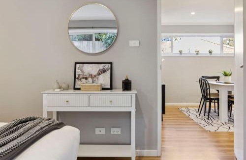 Wanniassa House | Gina's Retreat - Chic Comfort near Mount Taylor