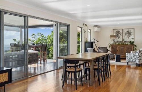 Flaxton House | Flaxton Garden Home with Spectacular Coastal Views