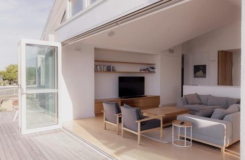 Roches Beach House | Beachfront Estate with Tennis Court