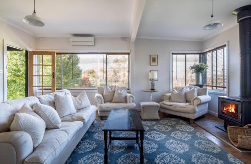 Red Hill South House | 'Ardbrae' Countryside Tranquility with a Charming Cottage