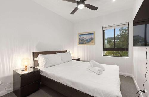 Chippendale Apartment | Spacious City Retreat by Victoria Park