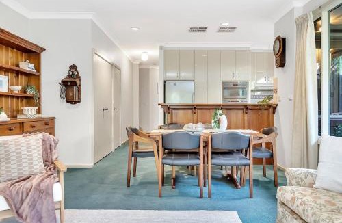 North Adelaide House | Picket Fence Cottage - Steps from Adelaide Oval