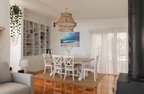 Penguin House | 3-Bedroom Getaway Minutes from the Beach