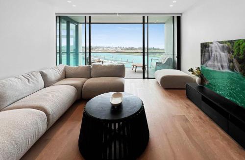Shell Cove Apartment | Nautilus View - Luxury Marina Getaway