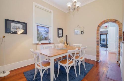 Swansea House | Ludford Lakefront & Beachside Retreat for Groups