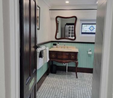Stroud House | Storekeepers Cottage Guesthouse