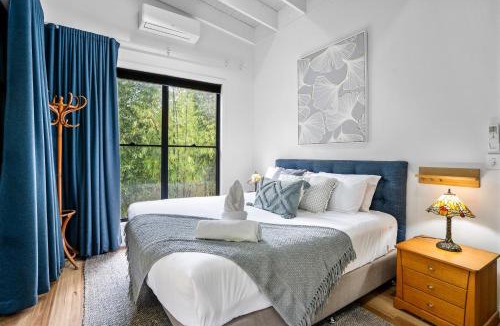 Perwillowen House | Creekside Cottage, pet friendly w pool