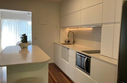 Noosaville Apartment | Serenity style and space in tropical surrounds