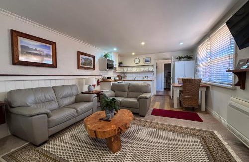 Devonport Apartment | Silwood Apartment fully self contained with Kitchen and Laundry