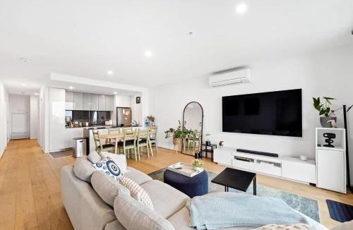 Footscray Apartment | Riverina - Ultimate Footscray Getaway with parking