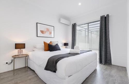 Yokine Villa | Living luxe in Yokine - King bed and FREE parking